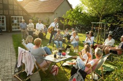 Picknick-Konzert-Hille,-Holzhausen-II-Alte-Scheune-und-Historische-Dorfschmiede-© Bild: Christian Schwier – Konzert 2025