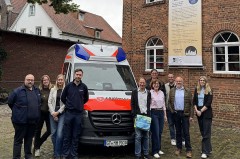 Unterstützen und freuen sich auf die Veranstaltung „Gütersloh rund um die Uhr – 24h Stadtführung: (v.l.) Thorsten Heß (Malteser Gütersloh), Daniela Toman (Stadtführerin), Clara Abelmann (Leitung City- und Tourismusmanagement Gütersloh Marketing), Dr. Franz Jungbluth (Heimatverein Gütersloh), die Stadtführer*innen Elisabeth Erdsiek, Frank Rohland, Louis Lersmacher und Rolf Erdsiek sowie Christina Junkerkalefeld (Geschäftsführerin Gütersloh Marketing). Foto: Gütersloh Marketing
