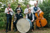 Rootbirds ist eine junge Traditional-Jazz-Band, die das Vermächtnis ihrer Idole fortführt und den Jazz der 1920/30er Jahre wieder aufleben lässt. Eigene Arrangements, im Stile des Chicago Jazz bis hin zur Swing Ära, prägen den Stil. Rootbirds stehen für Vintage-Jazz aber in frischem Gewand. Mit Liebe zum Detail und großer Leidenschaft zu den Originalaufnahmen, interpretieren sie die Musik durch eigene Arrangements und Original-Transkriptionen. Freut Euch auf anspruchsvollen traditionellen Jazz mit extrem authentischem Sound und hohem Unterhaltungswert. Foto © Rootbirds