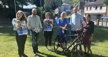 Gemeinsam in die Pedale für das Klima: Im Rahmen des STADTRADELN 2026 rufen die Akteureaus Höxter zur gemeinsamen Kilometerjagd auf. (v. l.): Mobilitätsmanagerin Karolin Bludau,Abteilungsleiter Thomas Schwingel, Klimaschutzmanagerin Katharina Koßmann, Baudezernentin Julia Gogrewe und die Vorsitzenden des ADFC-Kreisverband Höxter, MichaelHärtlein und Julia Schneider freuen sich auf rege Teilnahme bei den geführten Touren unddem geselligen Ausklang. Foto: © Stadt Höxter